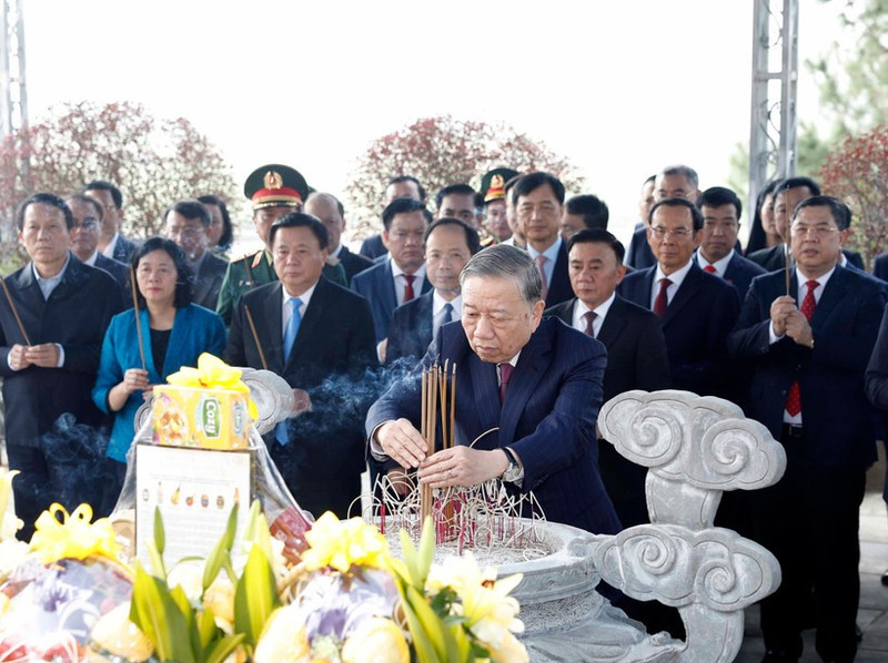 Party chief offers incense in tribute to late Party General Secretaries in Ha Tinh