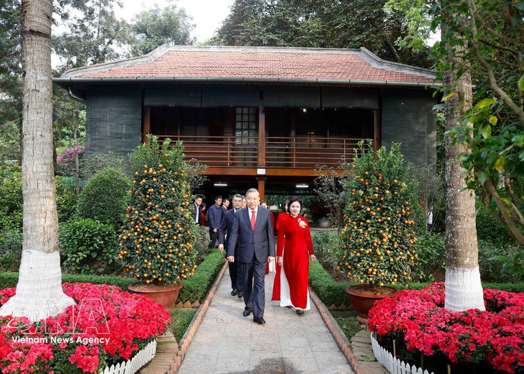 Party chief offers incense in tribute to kings, President Ho Chi Minh