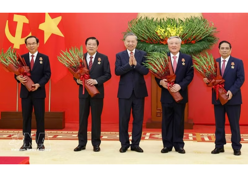 Party chief presents elite honours to incumbent, former leaders