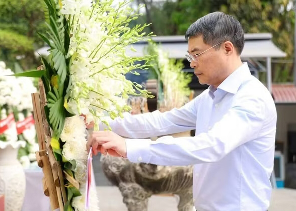 Prime Minister Le Minh Hung offers incense at Dong Loc T-Junction relic site