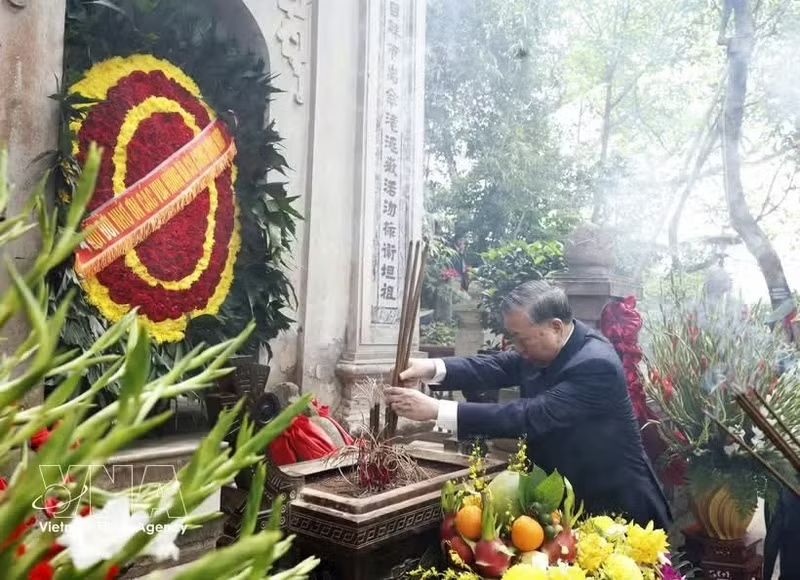 Top leader offers incense in commemoration of Hung Kings in Phu Tho