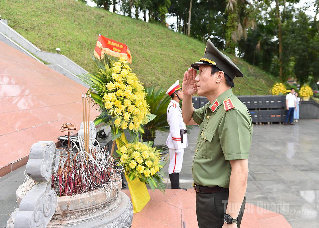 Minister of Public Security Luong Tam Quang offers incense at the Central Police Department Relic Site