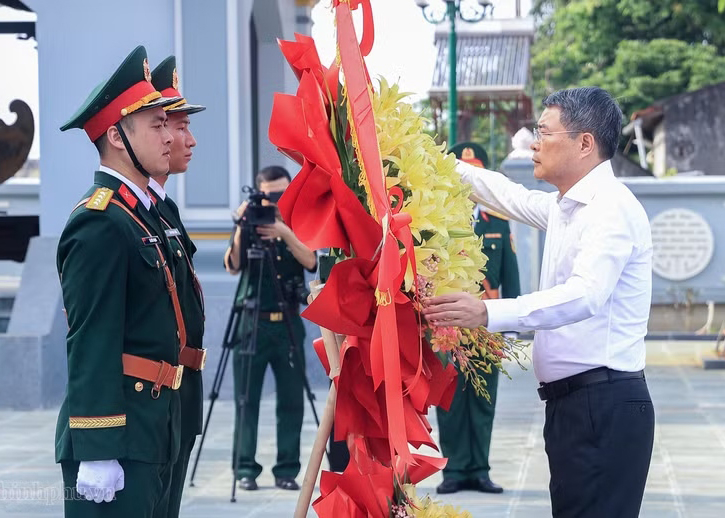 Prime Minister Le Minh Hung pays tribute to fallen soldiers in Lang Son