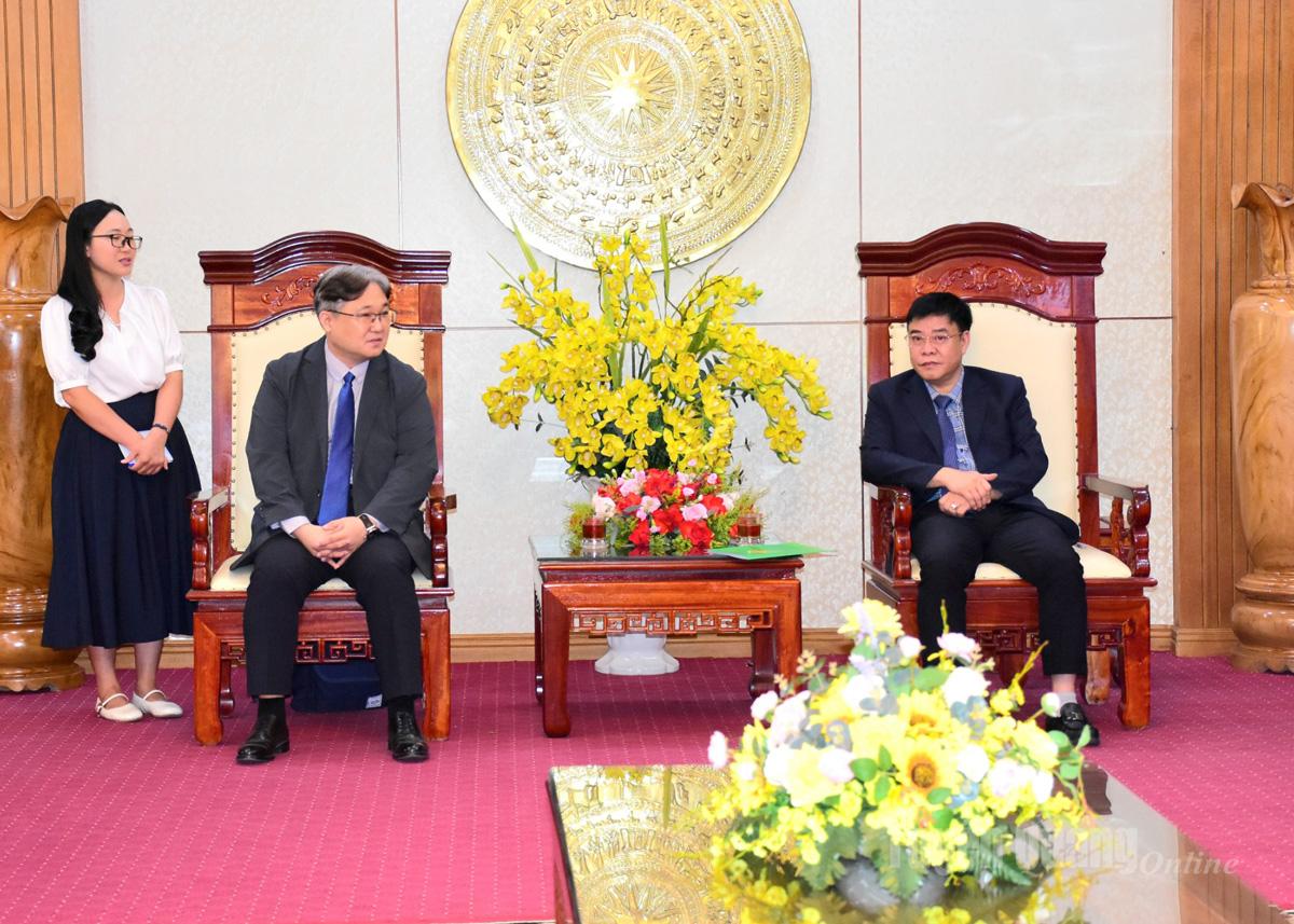 Vice Chairman of the Provincial People’s Committee Hoang Gia Long receives the Chief Representative of GNI in Vietnam