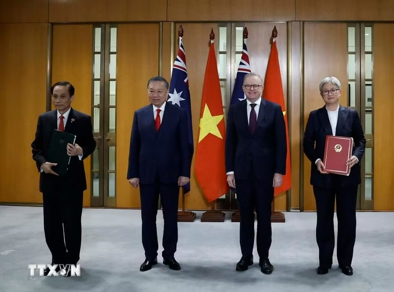 Vietnamese, Australian leaders witness exchange of cooperation documents