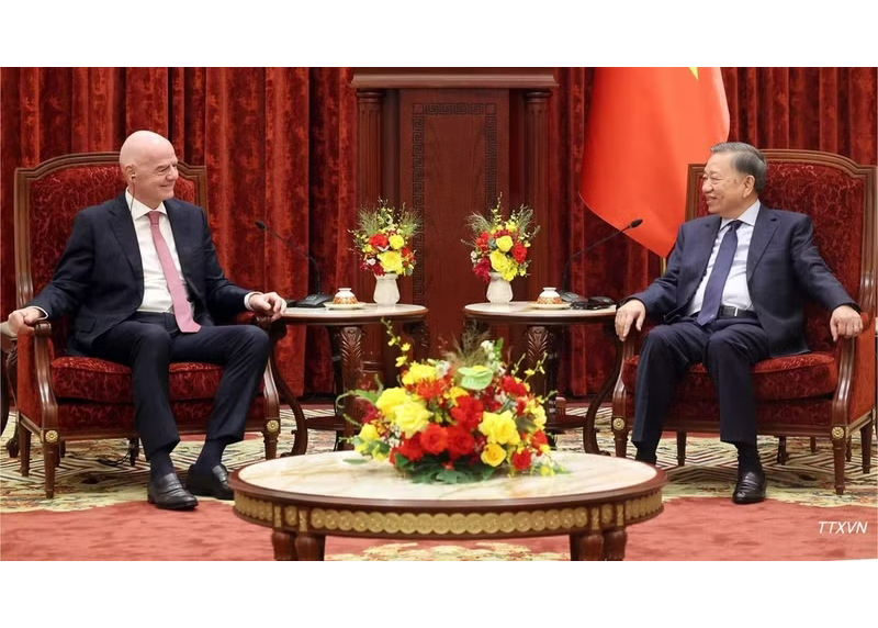 Top leader receives FIFA President in Ha Noi