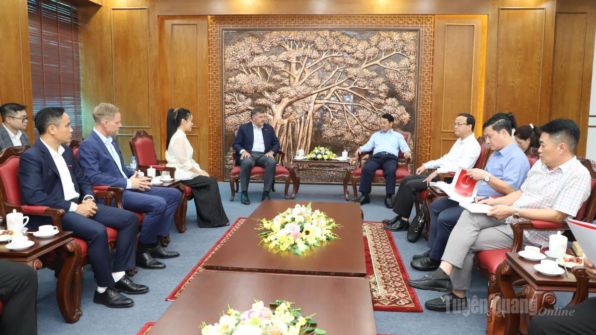 Secretary of the Provincial Party Committee Hau A Lenh works with Central Retail Vietnam