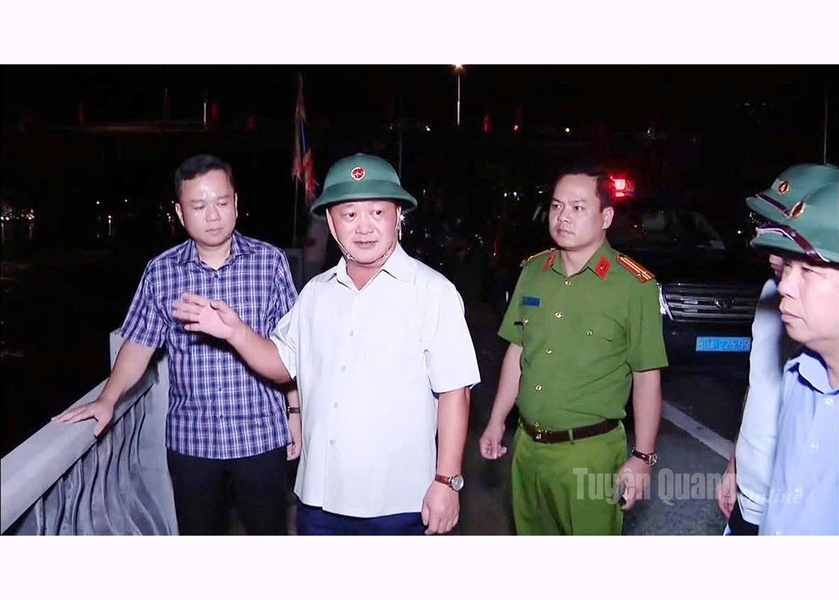 Provincial Party Secretary Hau A Lenh inspects flood situation in Minh Xuan and Nong Tien wards