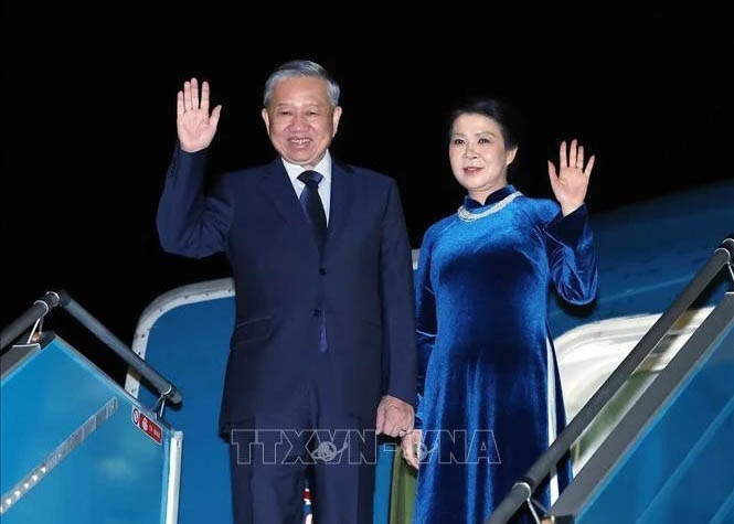 Party General Secretary leaves Ha Noi for official visit to UK