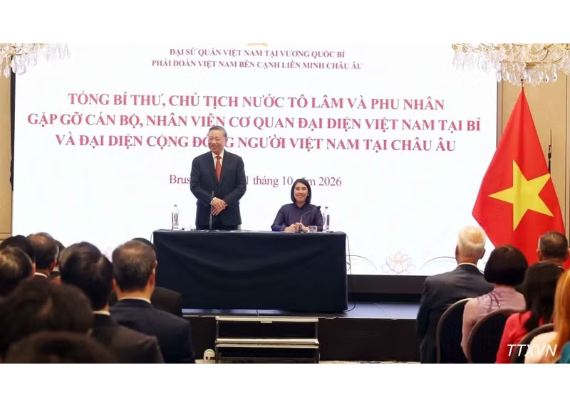 General Secretary and President To Lam meets with staff of Vietnamese agencies in Belgium, Vietnamese community in Europe